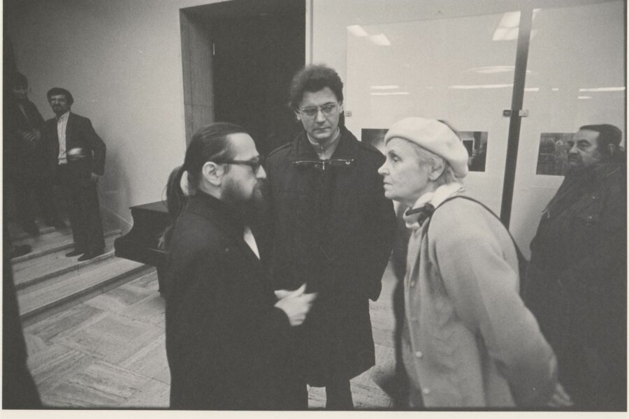 uprostřed Jiří Valoch, Jiřina Medková se synem